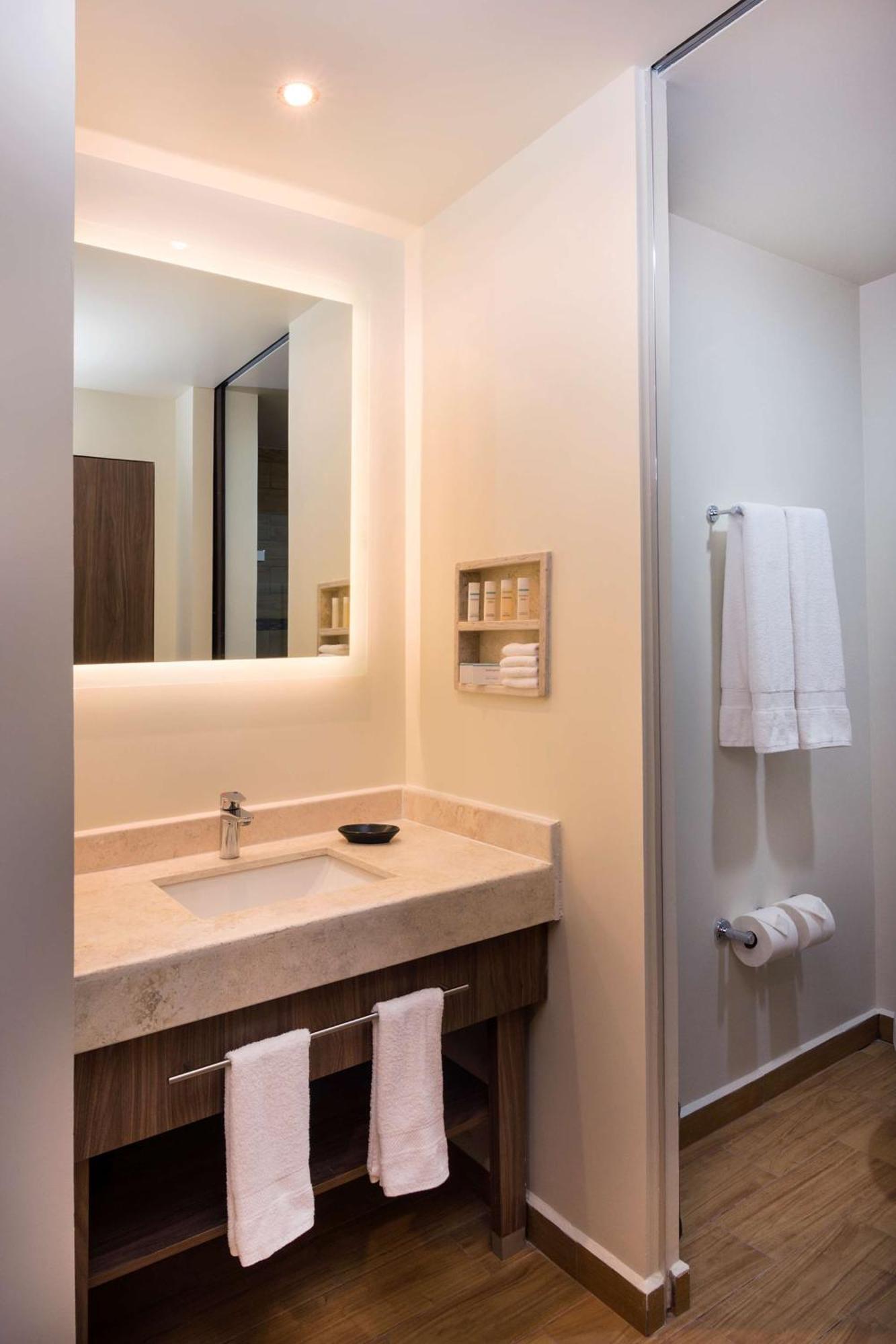 Hampton Inn & Suites By Hilton Salamanca Bajio Exteriér fotografie